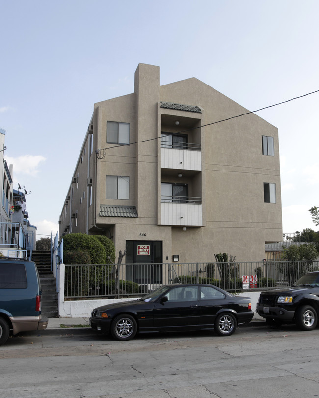 646 N Madison Ave in Los Angeles, CA - Foto de edificio - Building Photo