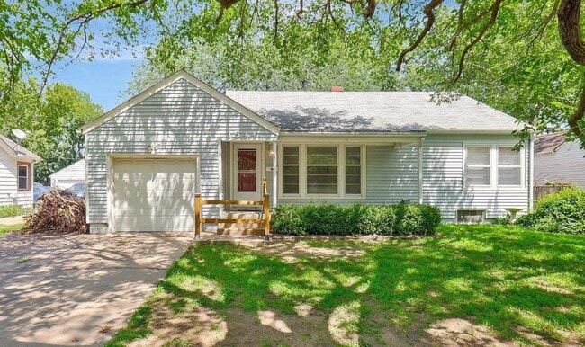 property at 1544 N Sedgwick Ave