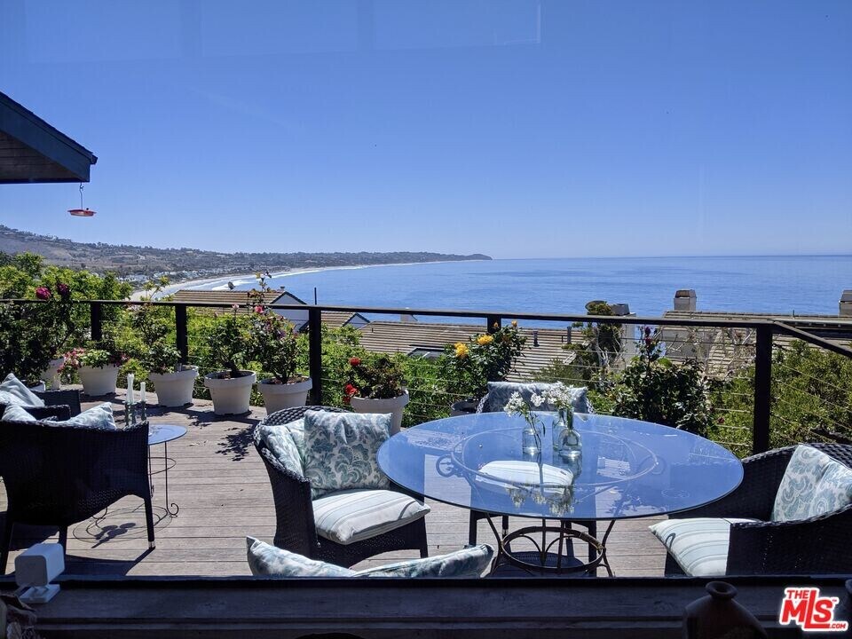 31533 Victoria Point Rd in Malibu, CA - Building Photo