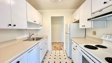 8 Admiral Dr in Emeryville, CA - Building Photo - Building Photo
