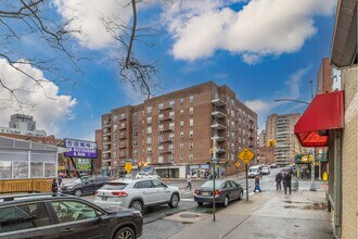 4295 Main St in Flushing, NY - Foto de edificio - Building Photo