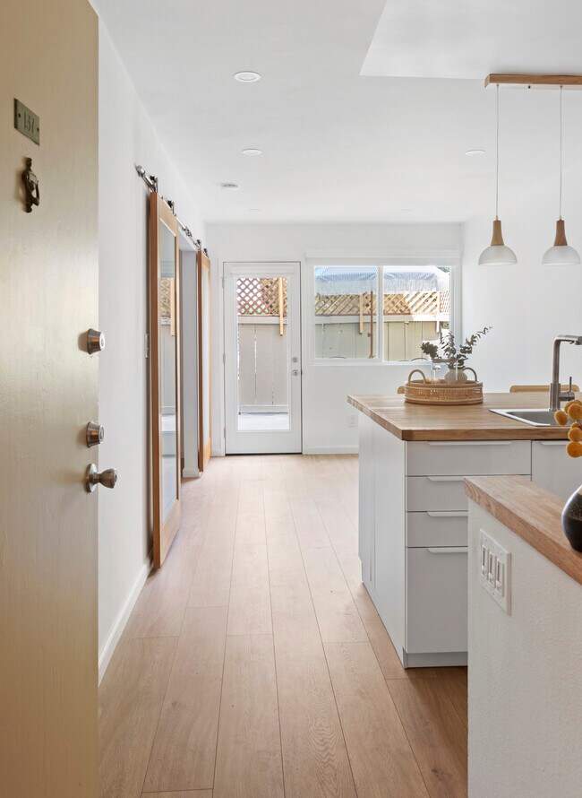 320 S Ardmore Ave, Unit 137 in Los Angeles, CA - Building Photo - Building Photo