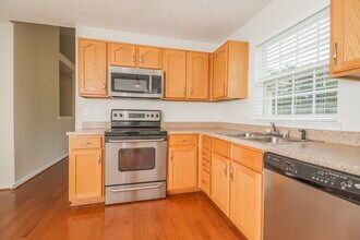 1015 Mallory Ln in Spring Hill, TN - Foto de edificio - Building Photo