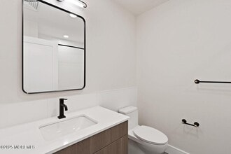 139 Christopher Columbus Dr in Jersey City, NJ - Building Photo - Building Photo