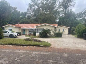 706 Monticello Dr in Tallahassee, FL - Building Photo