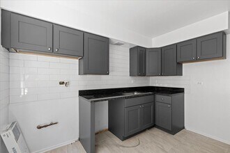 6705 N California Ave in Chicago, IL - Foto de edificio - Building Photo