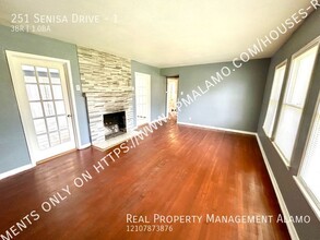 251 Senisa Dr in San Antonio, TX - Building Photo - Building Photo