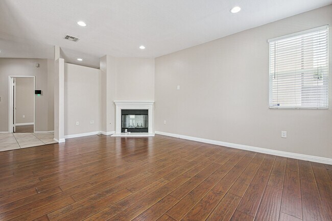 9449 Hendrix Ln in North Hills, CA - Building Photo - Building Photo