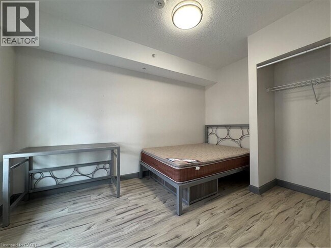 258B Sunview St in Waterloo, ON - Building Photo - Building Photo