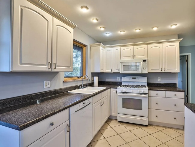 8090 Hopewell Rd in Cincinnati, OH - Building Photo - Building Photo