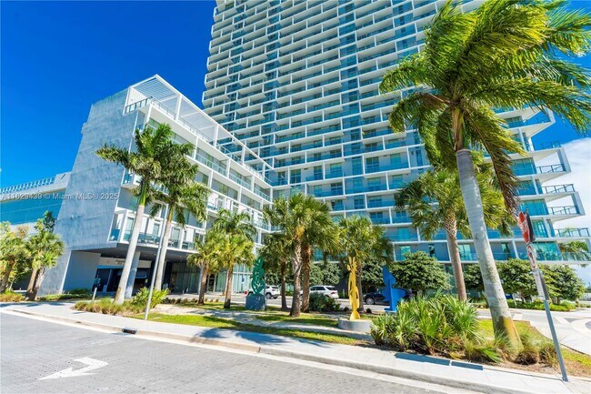 2000 Metropica Wy in Sunrise, FL - Foto de edificio - Building Photo