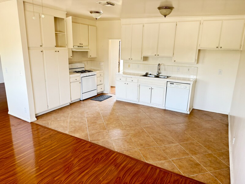 14942 Burbank Blvd in Los Angeles, CA - Building Photo