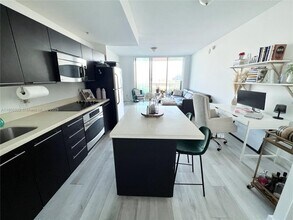 90 SW 3rd St, Unit 1108 in Miami, FL - Building Photo - Building Photo