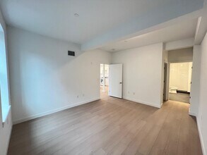 141 Christopher Columbus Dr in Jersey City, NJ - Building Photo - Building Photo