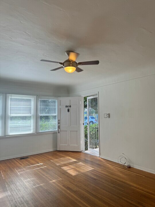 8618 McConnell Ave, Unit 8618 in Westchester, CA - Building Photo