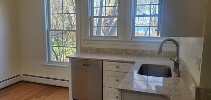 127 Bartlett St in Portsmouth, NH - Building Photo - Building Photo