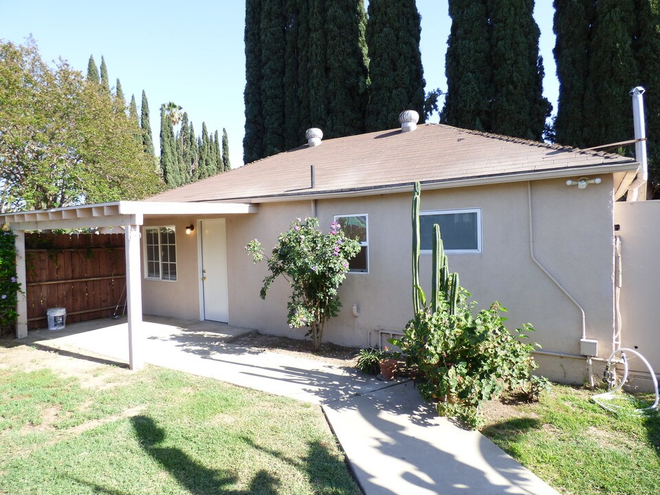 15432 Saticoy St in Los Angeles, CA - Building Photo