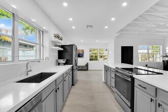9264 Byron Ave in Surfside, FL - Foto de edificio - Building Photo