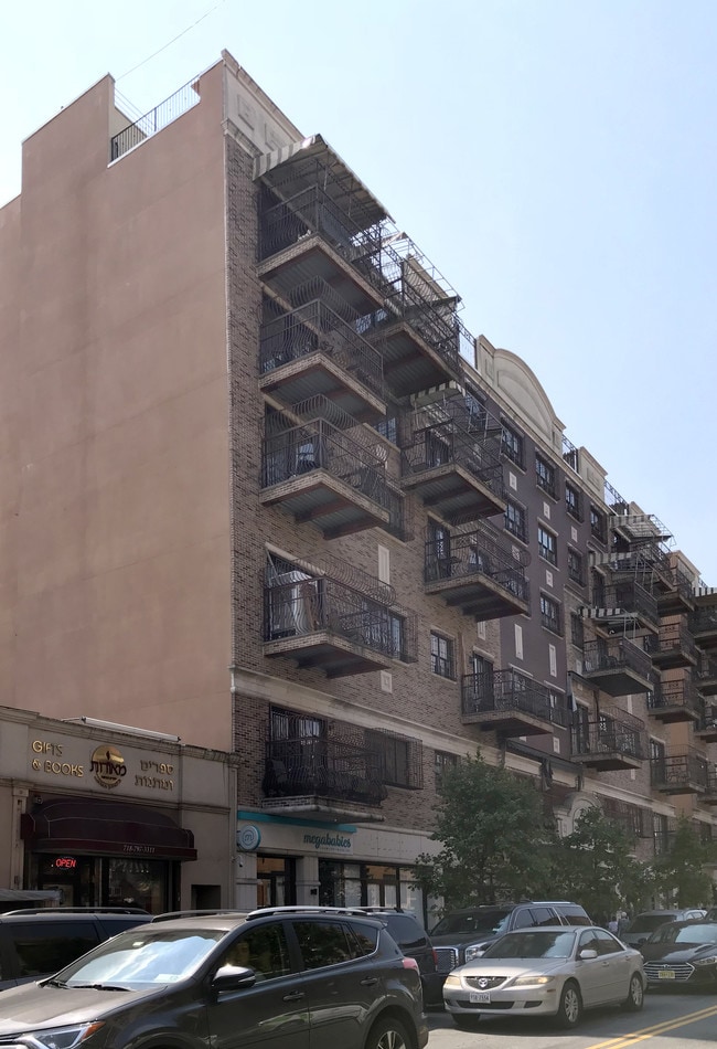 200 Wallabout St in Brooklyn, NY - Building Photo - Building Photo
