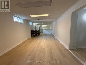 25 Richardson Dr in Aurora, ON - Building Photo - Building Photo