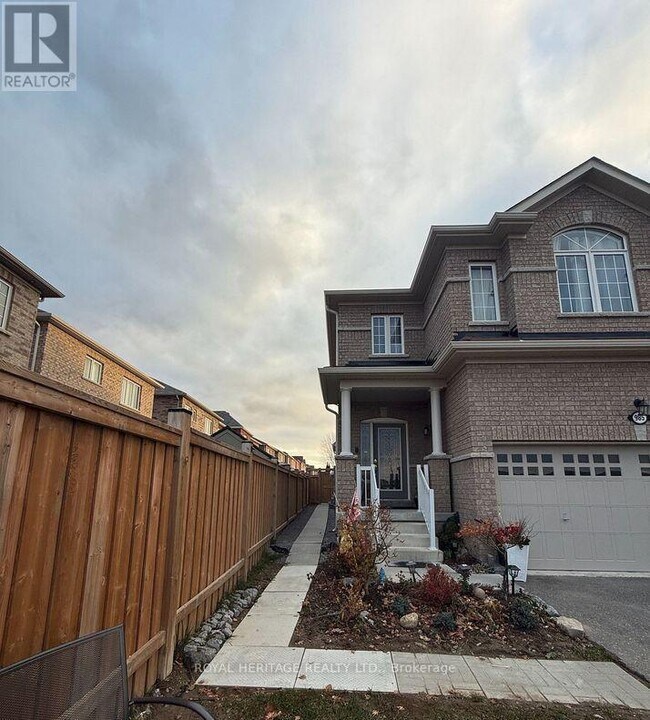 985 Black Cherry Dr in Oshawa, ON - Building Photo - Building Photo