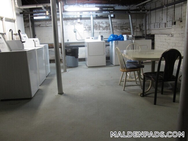 349 Pleasant St in Malden, MA - Foto de edificio - Building Photo