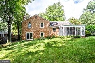 5904 Lenox Rd in Bethesda, MD - Foto de edificio - Building Photo