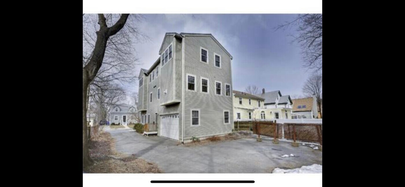 11 Whitney St in Brookline, MA - Building Photo