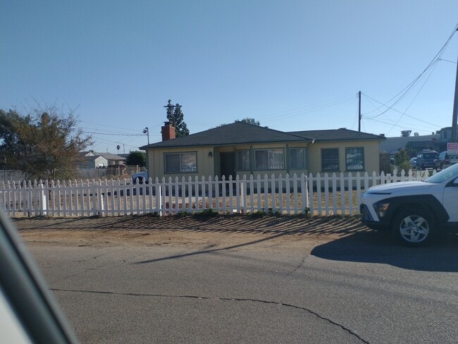 335 Hart Dr in El Cajon, CA - Foto de edificio - Building Photo