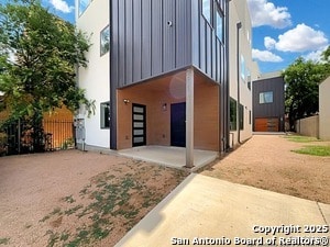 property at 2615 S Flores St