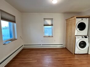 729 9th Ave, Unit A in Fairbanks, AK - Foto de edificio - Building Photo