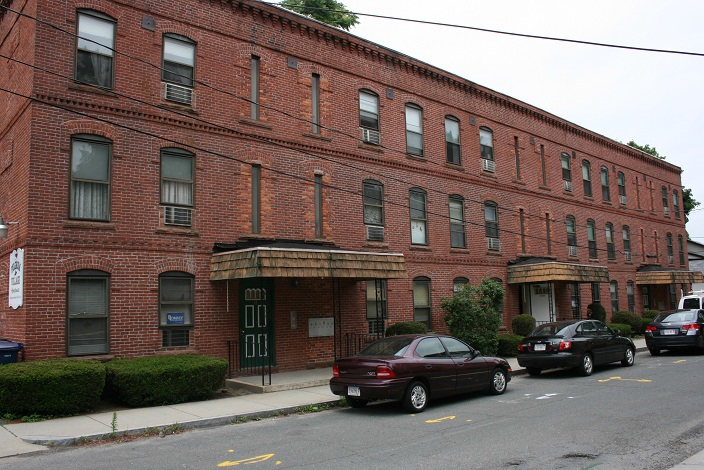 Pilgrim Village Apartments 1 in Westfield, MA - Building Photo