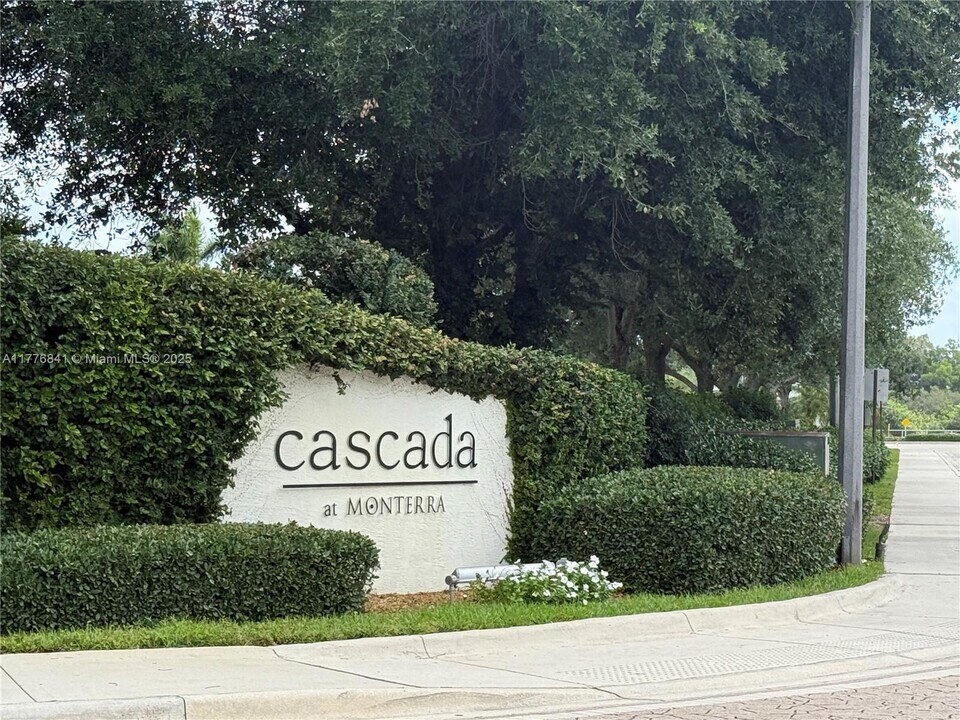 4151 Cascada Cir in Hollywood, FL - Building Photo