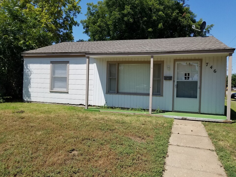 746 N 16th St in Enid, OK - Building Photo