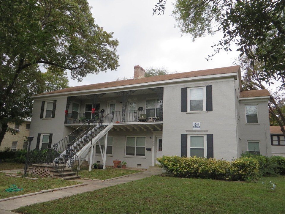 103 E Norwood Ct in San Antonio, TX - Foto de edificio