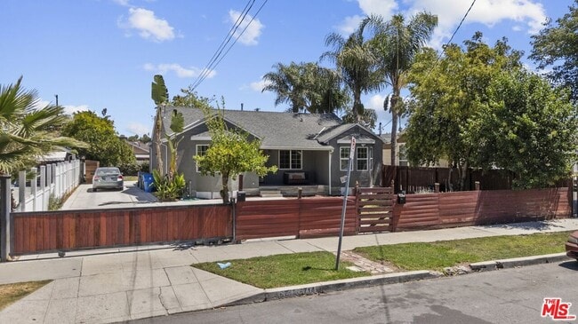 6712 Cedros Ave in Los Angeles, CA - Building Photo - Building Photo