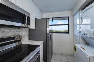 10290 NW 9th St Cir in Miami, FL - Building Photo - Building Photo