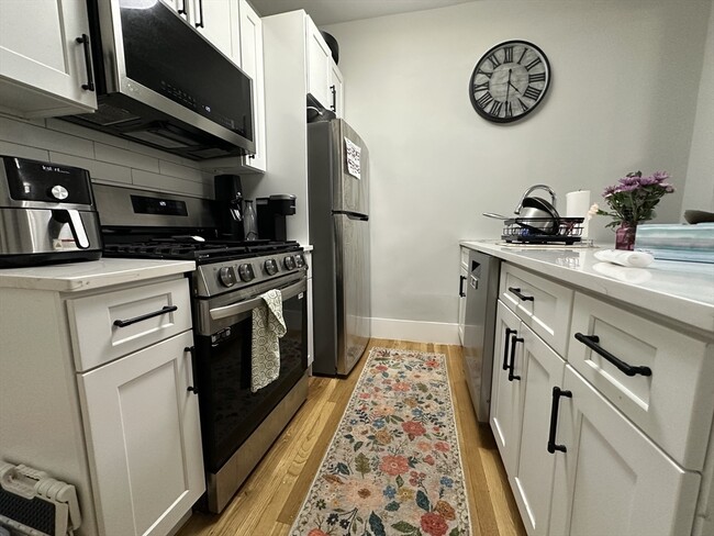 68 L St, Unit 1 in Boston, MA - Building Photo - Building Photo
