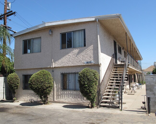 925 E 19th St in Long Beach, CA - Foto de edificio - Building Photo