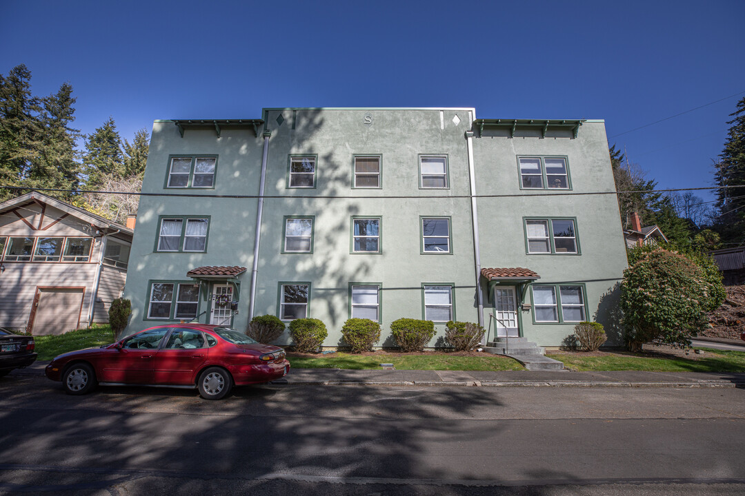 804 8th Ter in Coos Bay, OR - Building Photo