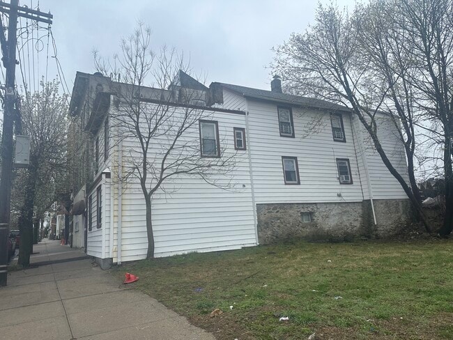 21 Drake Ave, Unit 1FL in New Rochelle, NY - Building Photo - Building Photo