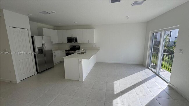 5130 SW 37th St in Pembroke Park, FL - Building Photo - Building Photo