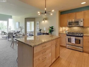 1620 NE Broadway St, Unit 530 in Portland, OR - Foto de edificio - Building Photo