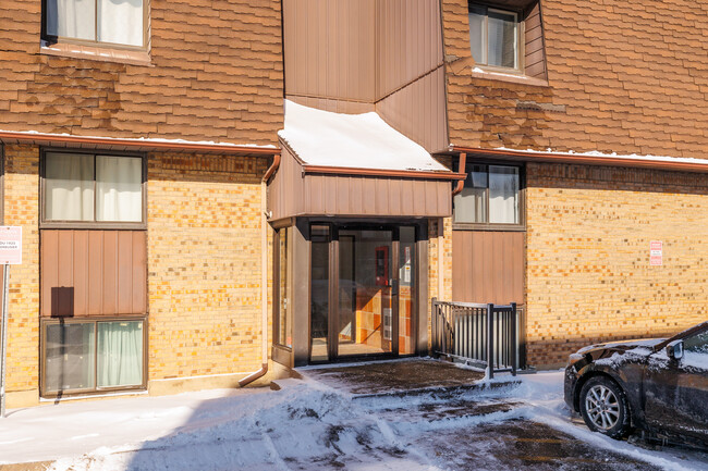 1925 Le Corbusier Boul in Laval, QC - Building Photo - Building Photo