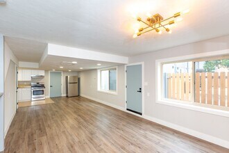 5464 Gilbert Dr in San Diego, CA - Building Photo - Building Photo