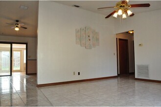 916 Spring St NW in Palm Bay, FL - Foto de edificio - Building Photo