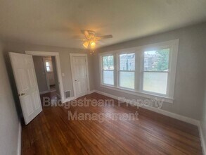 144 W Parkwood Dr in Dayton, OH - Building Photo - Building Photo