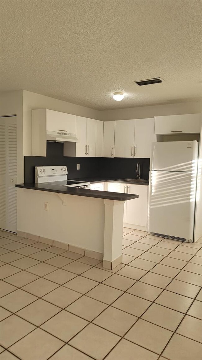 416 Lakeside Dr in Margate, FL - Foto de edificio - Building Photo