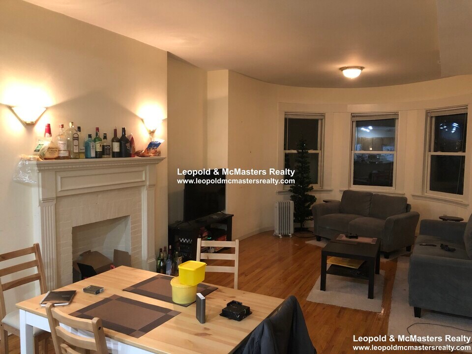 1402 Beacon St, Unit 2 in Brookline, MA - Foto de edificio
