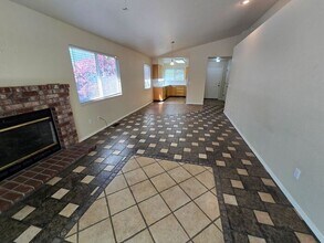 5042 Canyon Run Dr in Sparks, NV - Foto de edificio - Building Photo